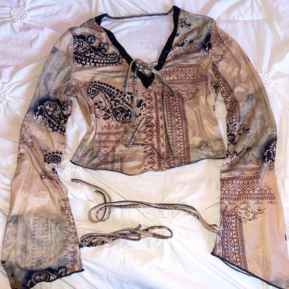 Long Sleeve Graphic Crop Top - Picture 1 of 2